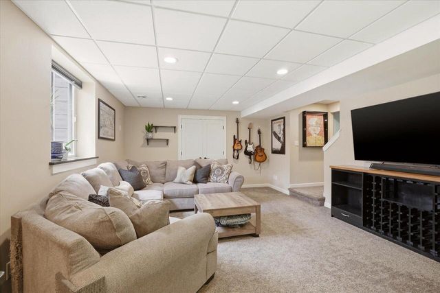 W343N6980 W Circle DRIVE, Oconomowoc, WI 53066