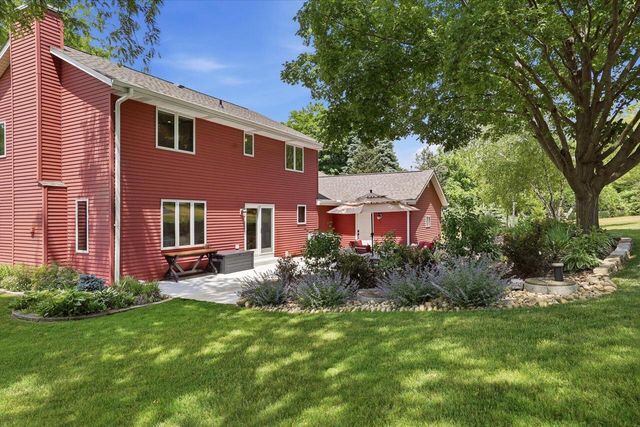 W343N6980 W Circle DRIVE, Oconomowoc, WI 53066