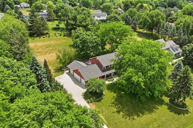 W343N6980 W Circle DRIVE, Oconomowoc, WI 53066