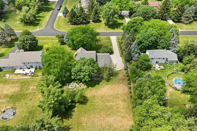 W343N6980 W Circle DRIVE, Oconomowoc, WI 53066