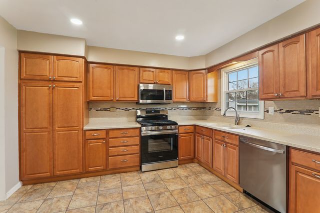 1903 Hazelwood Drive, Lindenhurst, IL 60046