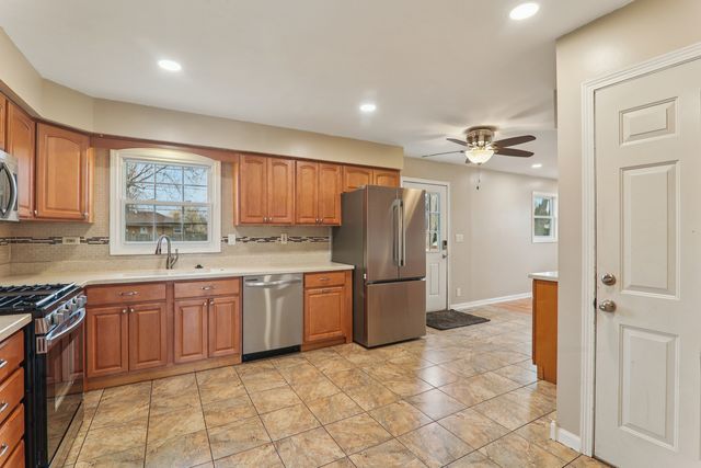 1903 Hazelwood Drive, Lindenhurst, IL 60046