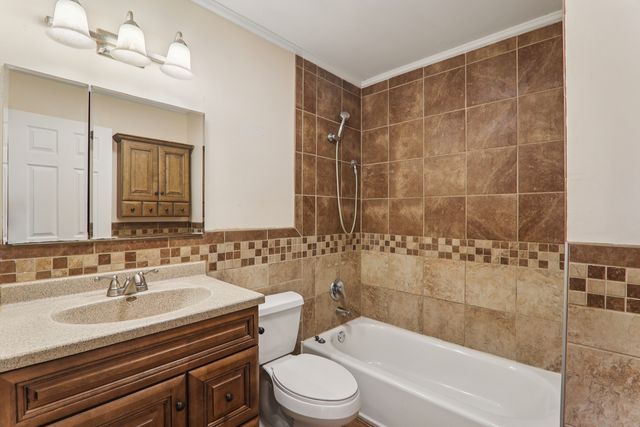 1903 Hazelwood Drive, Lindenhurst, IL 60046