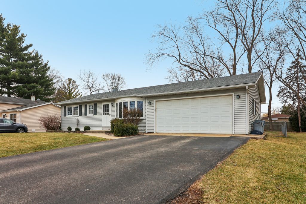 1903 Hazelwood Drive, Lindenhurst, IL 60046