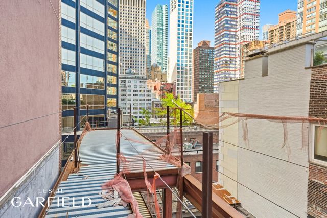 210 E 52ND Street, New York City, NY 10022