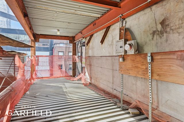 210 E 52ND Street, New York City, NY 10022