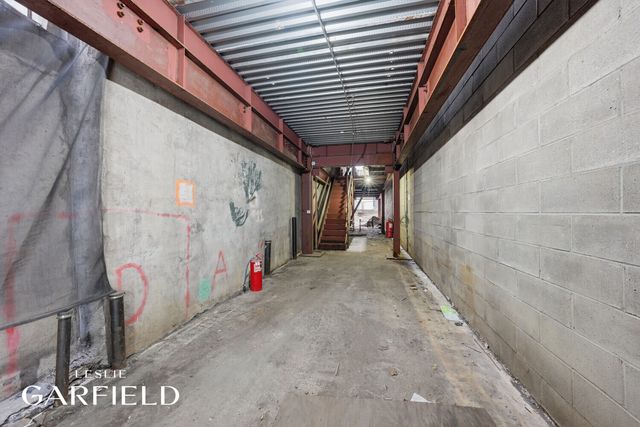 210 E 52ND Street, New York City, NY 10022