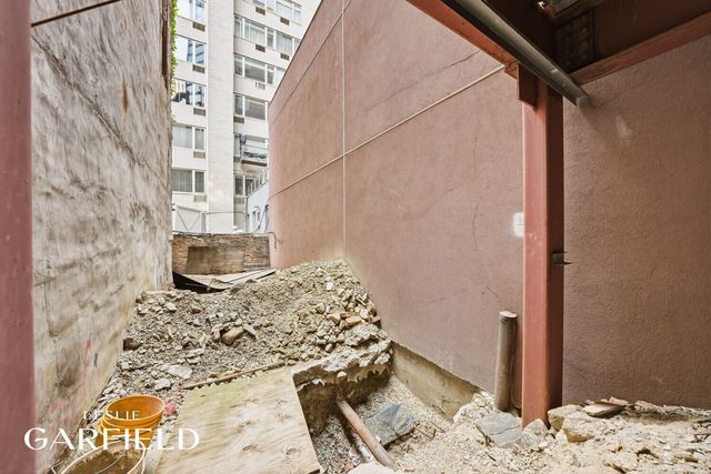 210 E 52ND Street, New York City, NY 10022