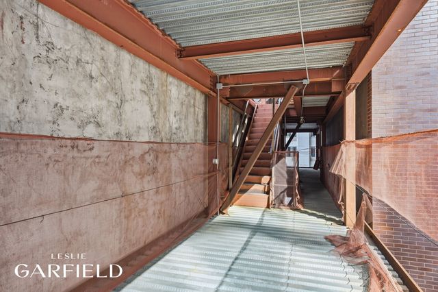 210 E 52ND Street, New York City, NY 10022