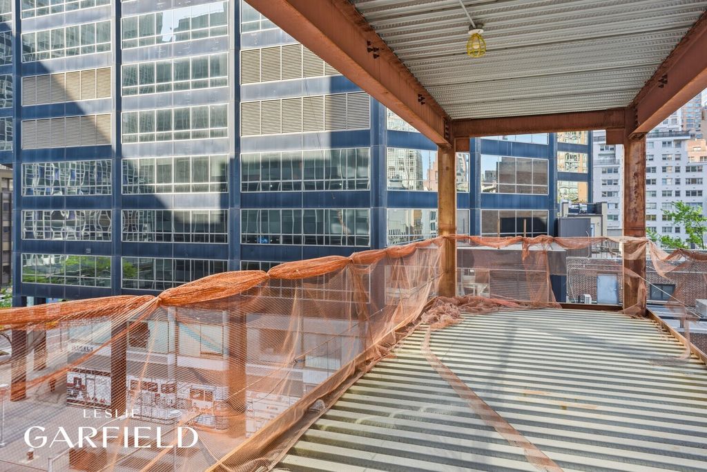 210 E 52ND Street, New York City, NY 10022