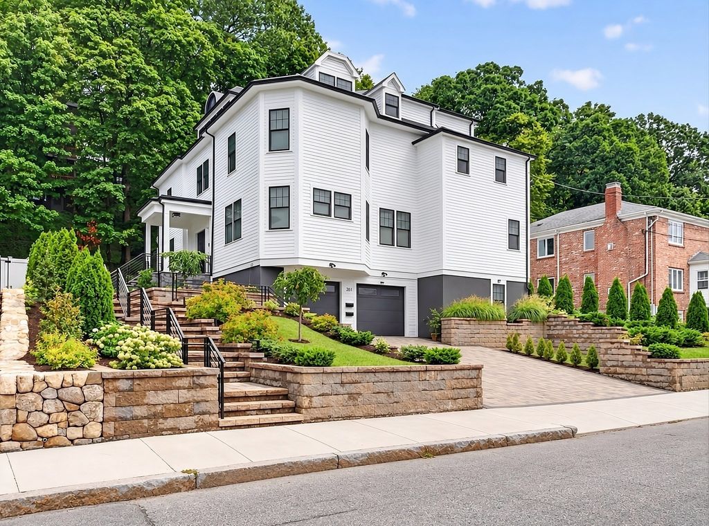 261 Tappan St 1, Brookline, MA 02445