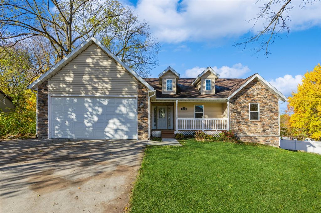 702 S Oak Street, Buchanan, MI 49107