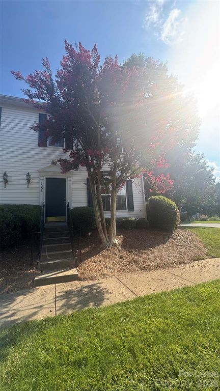 1306 Stourbridge Lion Drive, Charlotte, NC 28213