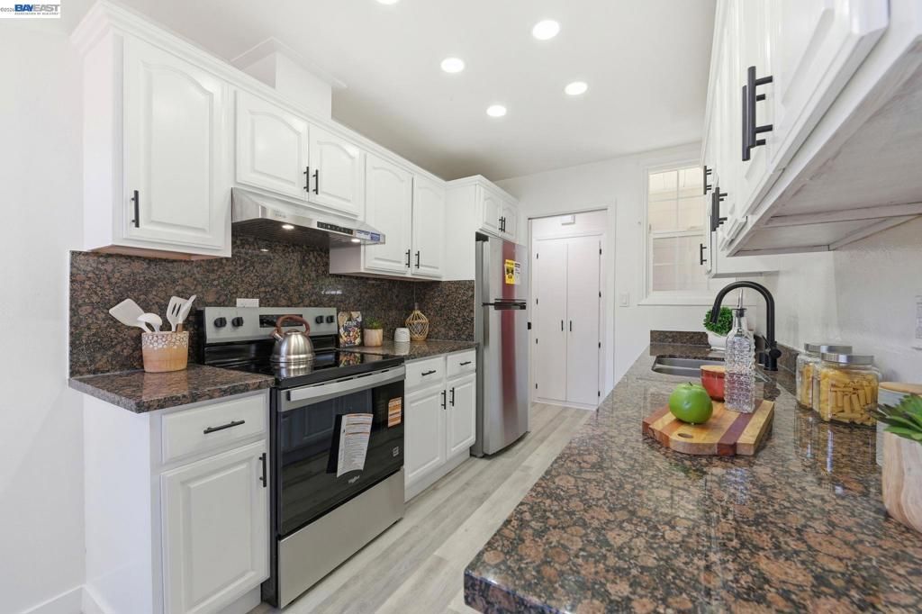 Image 11 of property listing at 31070 Meadowbrook Ave, Hayward, CA 94544