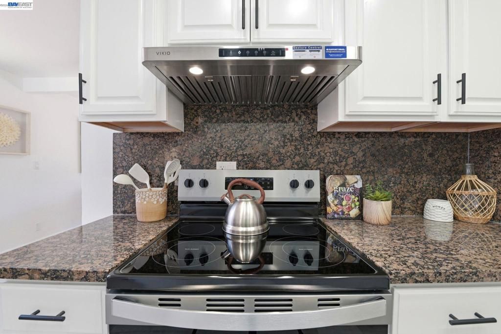 Image 13 of property listing at 31070 Meadowbrook Ave, Hayward, CA 94544