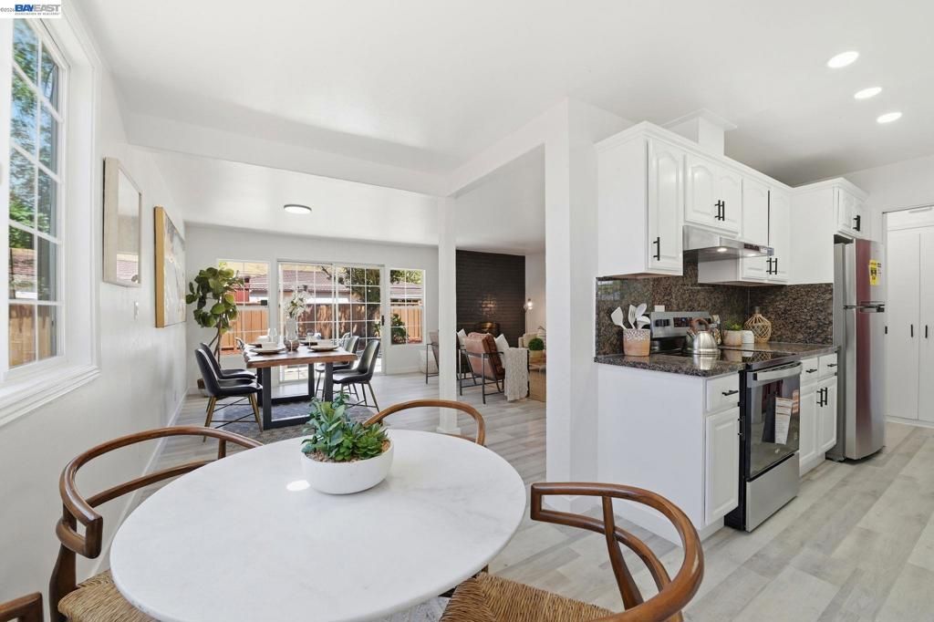 Image 15 of property listing at 31070 Meadowbrook Ave, Hayward, CA 94544