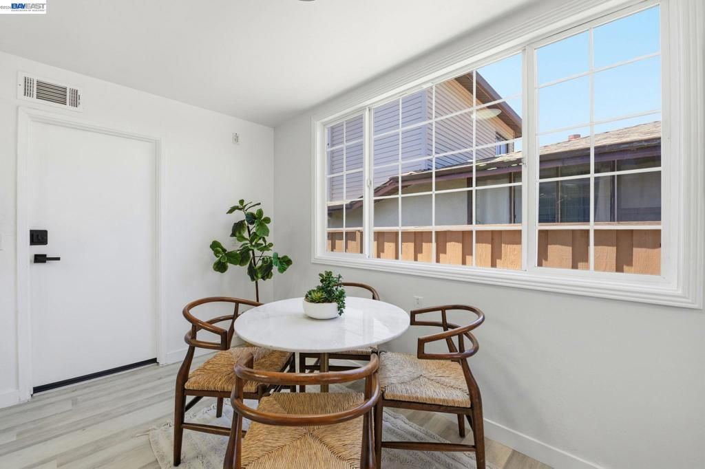 Image 17 of property listing at 31070 Meadowbrook Ave, Hayward, CA 94544