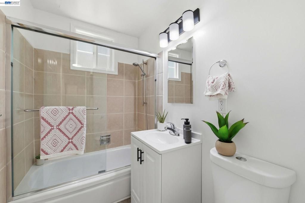 Image 32 of property listing at 31070 Meadowbrook Ave, Hayward, CA 94544