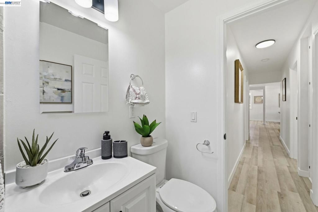 Image 33 of property listing at 31070 Meadowbrook Ave, Hayward, CA 94544