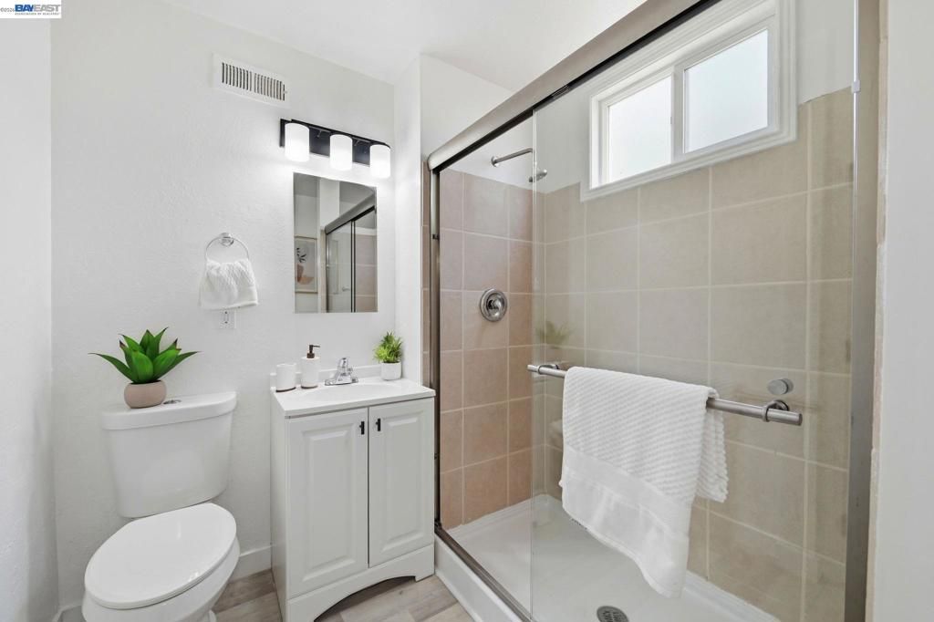 Image 34 of property listing at 31070 Meadowbrook Ave, Hayward, CA 94544