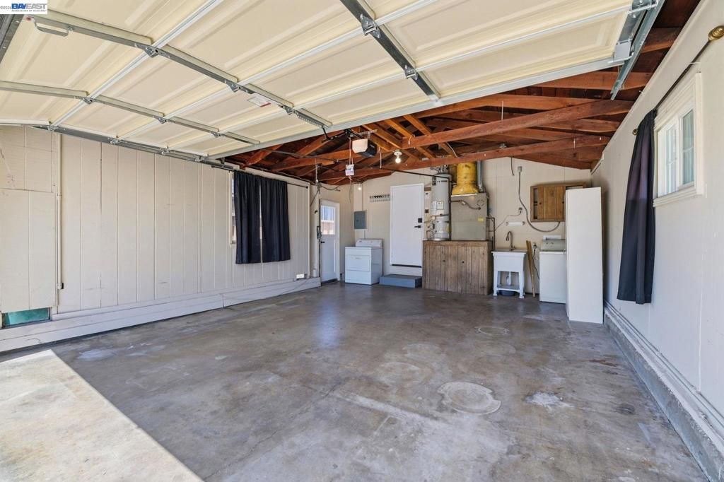 Image 37 of property listing at 31070 Meadowbrook Ave, Hayward, CA 94544
