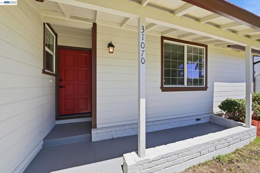 Image 5 of property listing at 31070 Meadowbrook Ave, Hayward, CA 94544