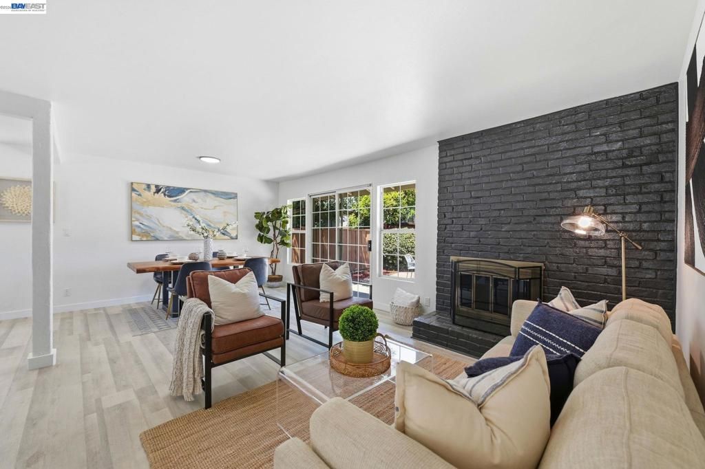 Image 7 of property listing at 31070 Meadowbrook Ave, Hayward, CA 94544