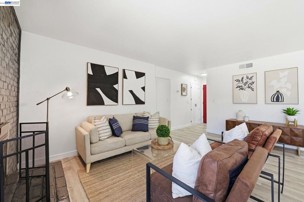 Image 9 of property listing at 31070 Meadowbrook Ave, Hayward, CA 94544