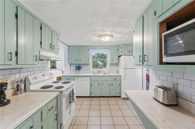34 Platt Street, Bristol, RI 02809