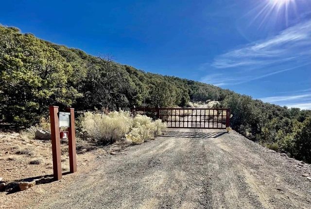86 Coyote Mountain Road, Santa Fe, NM 87505