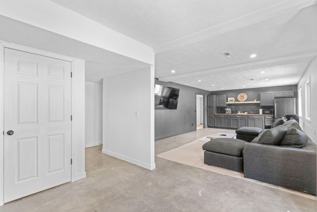 2020 West Cantebury Street, Springfield, MO 65810