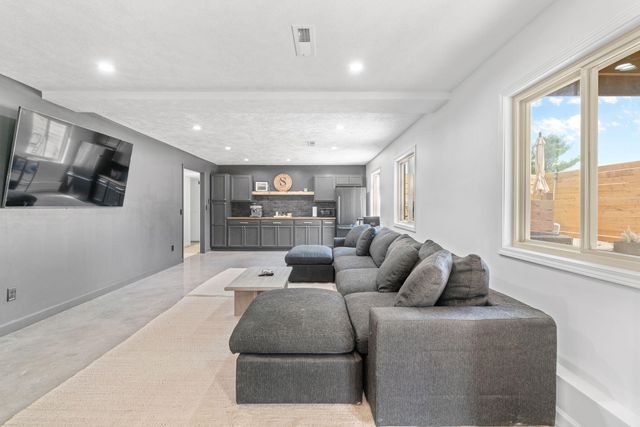 2020 West Cantebury Street, Springfield, MO 65810
