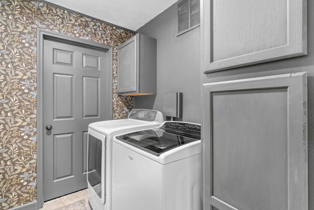 2020 West Cantebury Street, Springfield, MO 65810