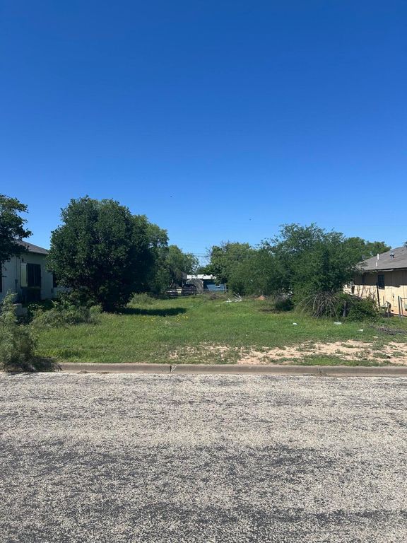 Image 1 of property listing at 106 W Avenue T, San Angelo, TX 76903