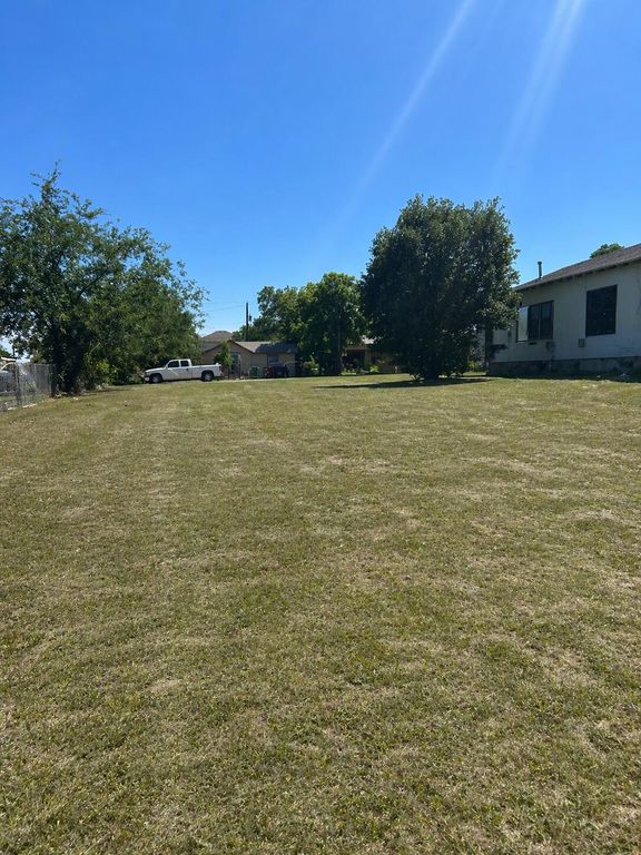 Image 4 of property listing at 106 W Avenue T, San Angelo, TX 76903