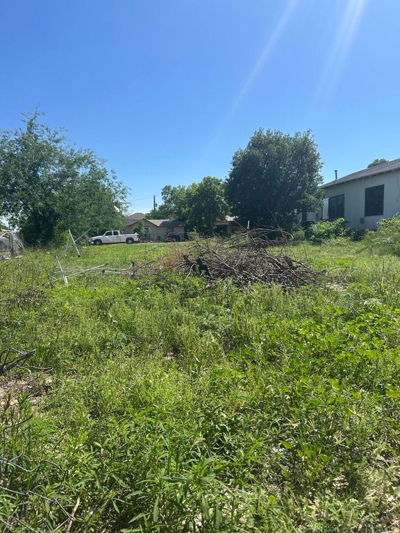 Image 5 of property listing at 106 W Avenue T, San Angelo, TX 76903