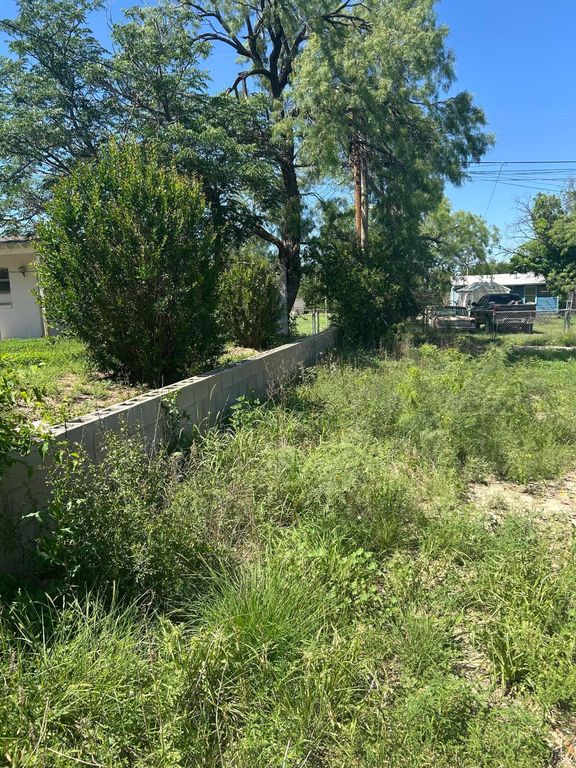 Image 7 of property listing at 106 W Avenue T, San Angelo, TX 76903