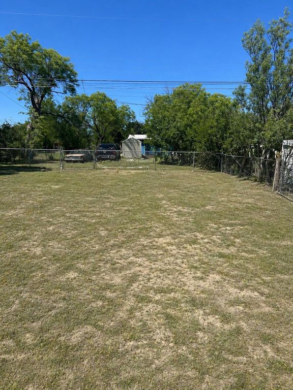 Image 8 of property listing at 106 W Avenue T, San Angelo, TX 76903