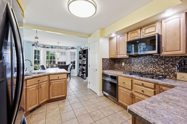 32 Waterford Dr, Westfield, MA 01085