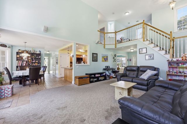 32 Waterford Dr, Westfield, MA 01085