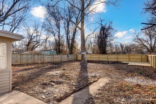 1259 S Willow Lane, Springfield, MO 65804