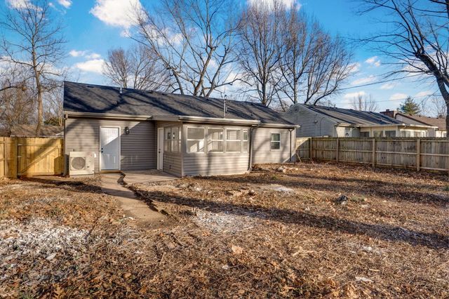 1259 S Willow Lane, Springfield, MO 65804