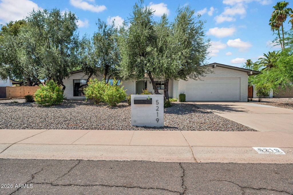 5219 E WINCHCOMB Drive, Scottsdale, AZ 85254