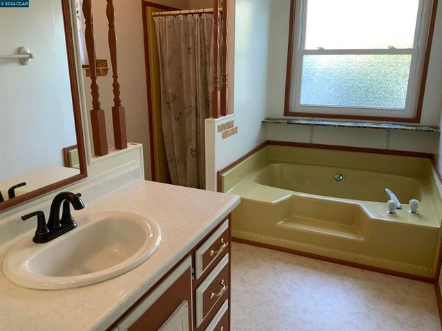 202 Queens Way, Pittsburg, CA 94565