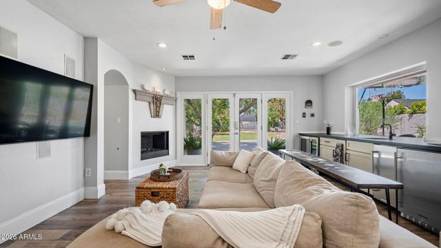 3244 E WELDON Avenue, Phoenix, AZ 85018