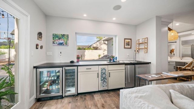 3244 E WELDON Avenue, Phoenix, AZ 85018