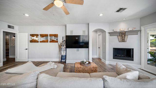 3244 E WELDON Avenue, Phoenix, AZ 85018