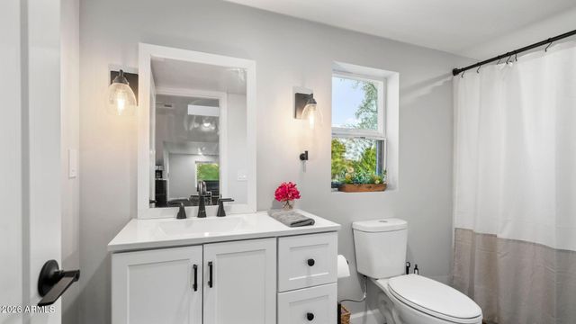 3244 E WELDON Avenue, Phoenix, AZ 85018