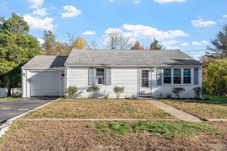 14 Hinckley Rd, Tewksbury, MA 01876