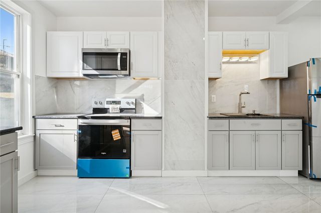 435 N Broadway St, Scottdale, PA 15683